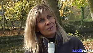 Lisa, cougar pretty good se fait plaisir avec deux bites